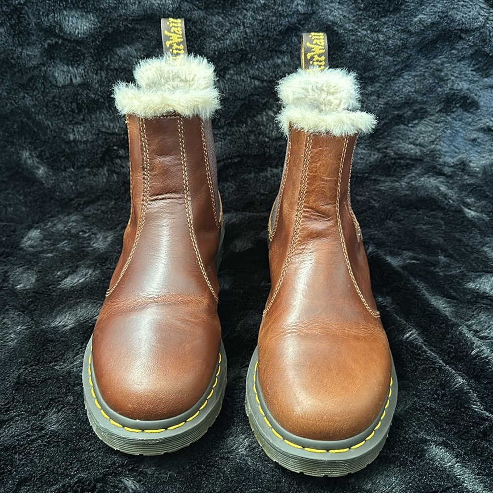 DR MARTENS | 2976 Women’s Faux Fur Chelsea boot size 9